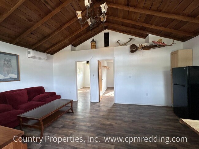 Foto del edificio - Updated 2-Bedroom House With Refrigerator & Vaulted Ceilings Available Now!