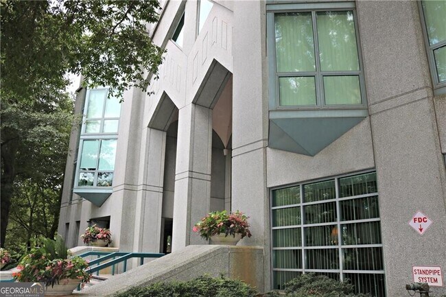 Foto del edificio - 2870 Pharr Ct S Northwest