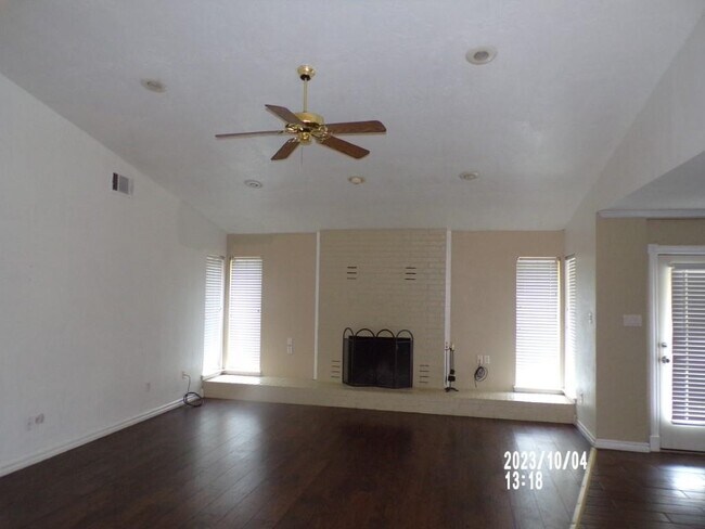 Foto del edificio - 2408 NW Redwood Ln