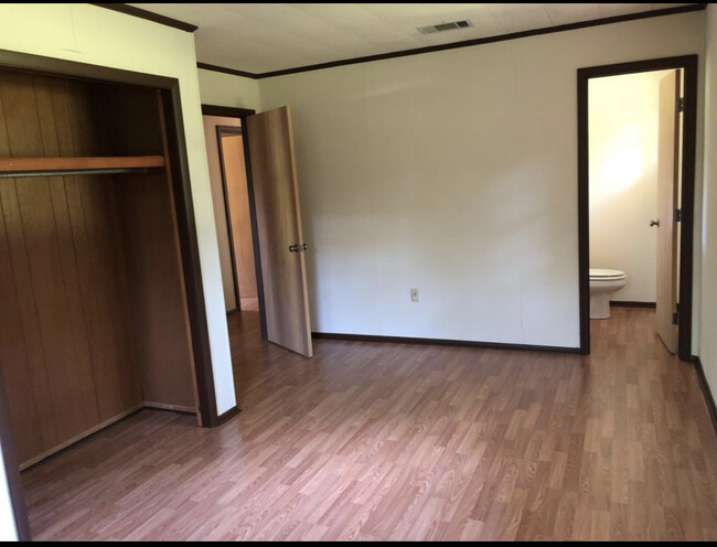 Building Photo - 611 W Camp Ave