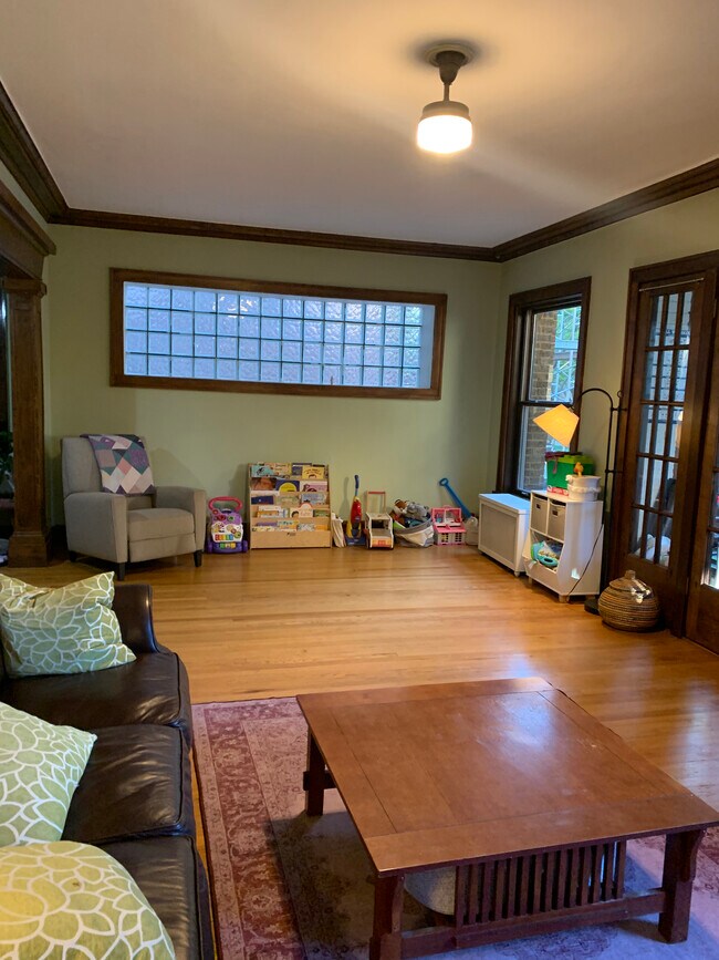 Living room - 1032 W Loyola Ave