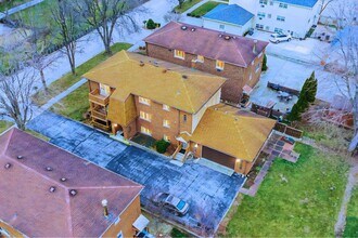 Building Photo - 11111 S Helena Dr