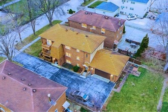 Building Photo - 11111 S Helena Dr