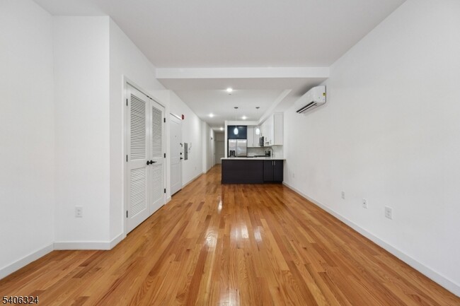 Building Photo - 52 James St