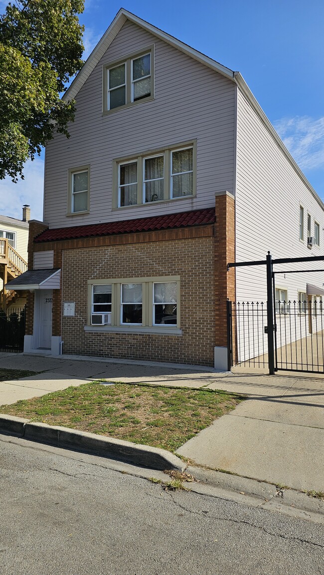 Building Photo - 2333 N Mango Ave