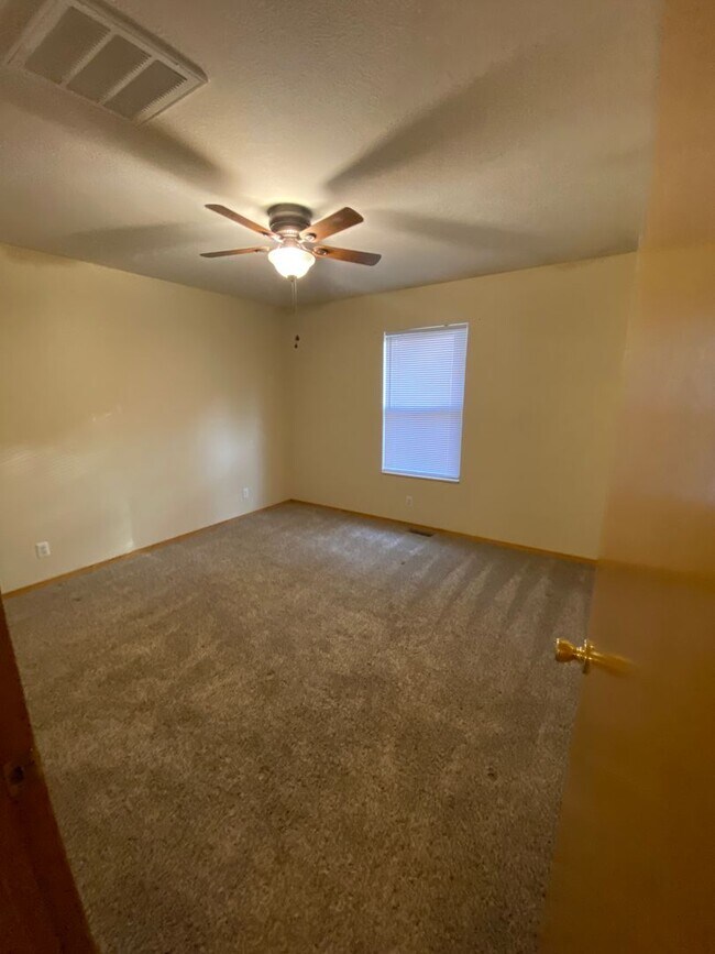 Foto del edificio - 1231-1231 Bluegrass Rd