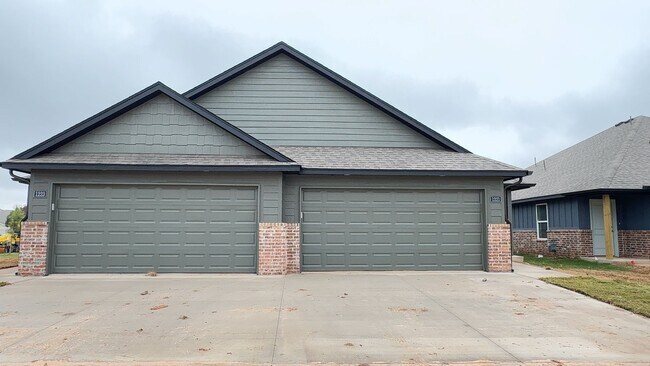 Building Photo - 3 Bedroom 2 Bath 2 Car Garage Duplex in Great location close to the Broadway Extension and 8 minu...