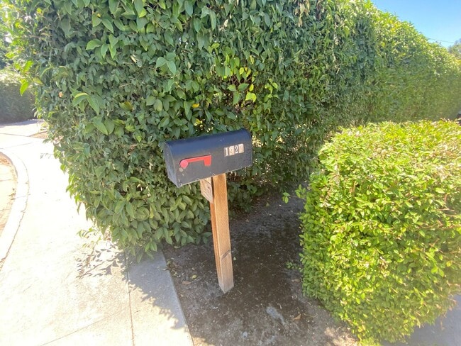 Building Photo - Charming home! Coming soon!