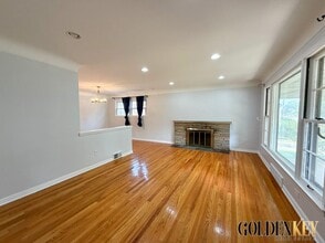 Building Photo - 2082 Vernier Rd