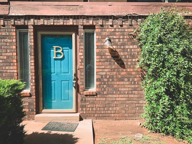 Foto del edificio - 2 Bed Townhouse with Garage! Convenient Lo...