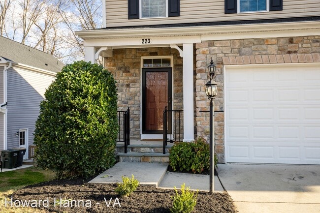 Building Photo - 4 br, 3.5 bath House - 223 Bethune Drive
