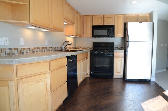 Kitchen with modern appliances - 1021 Laramie Blvd