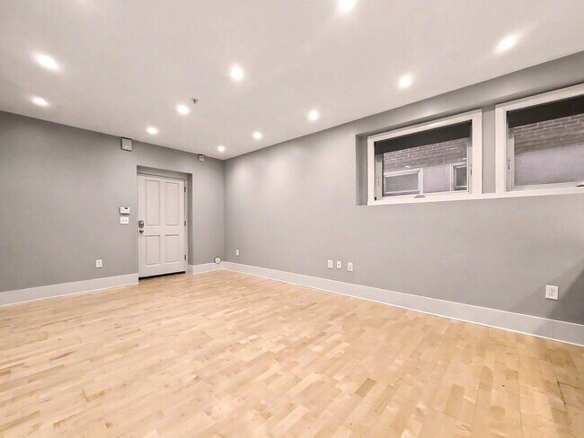 Foto del edificio - AVAILABLE NOW! Modern Capitol Hill 2 Bedroom Apartment, W/S/G Utilities Included!