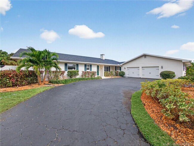 Foto del edificio - 724 NW Spruce Ridge Dr