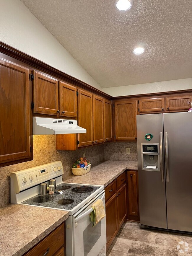 Building Photo - 8401 Woodhue Dr