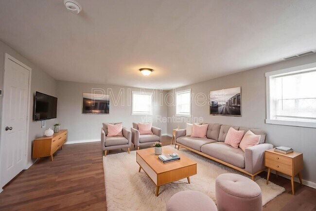 Foto del edificio - 3125 Clover Dr