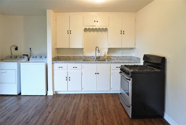 Building Photo - 221 Noras Ln