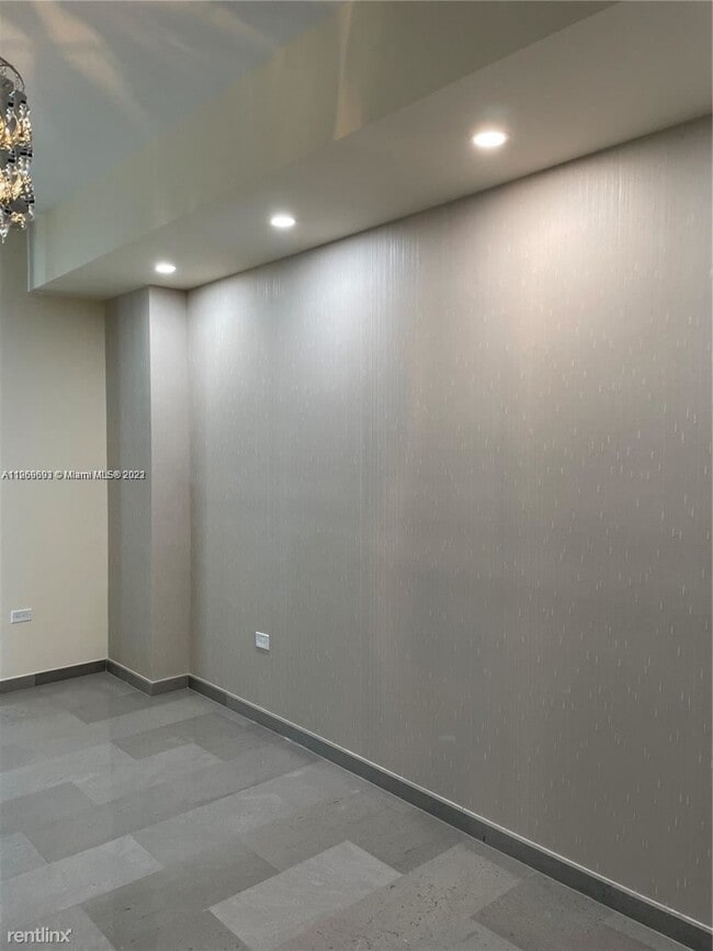 Building Photo - 2 br, 2 bath Condo - 88 SW 7th St Apt 3303