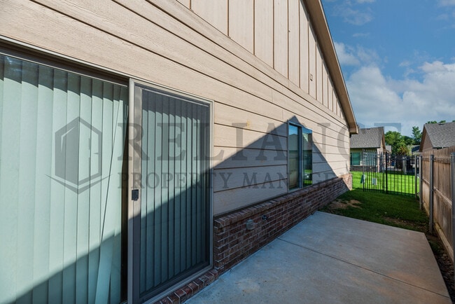 Building Photo - 13630 W Nantucket St