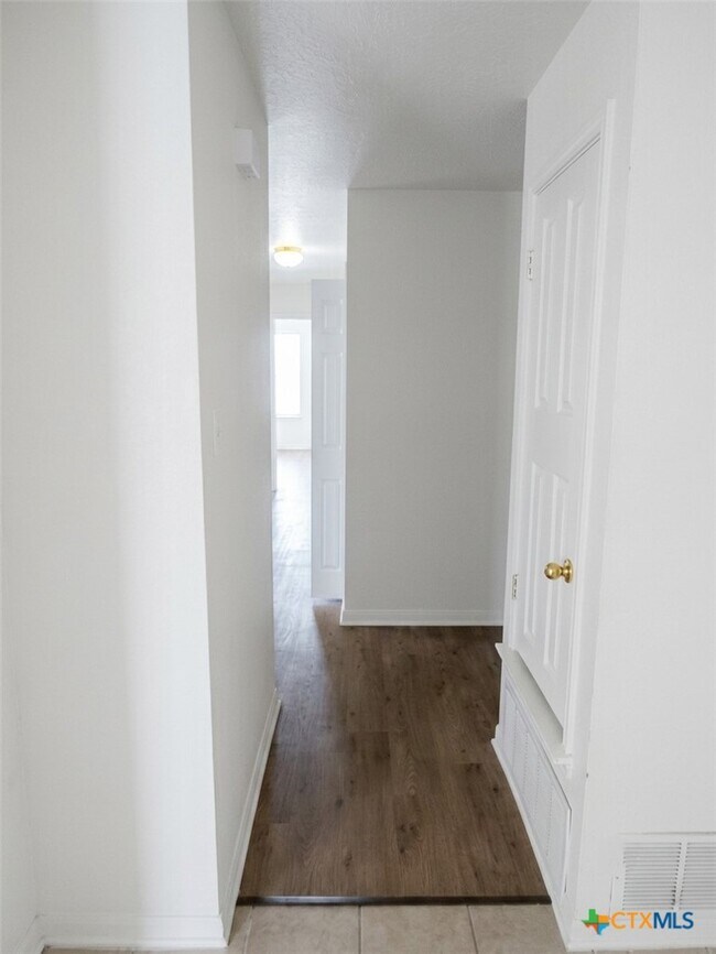 Building Photo - 305 Cedar Ridge Dr