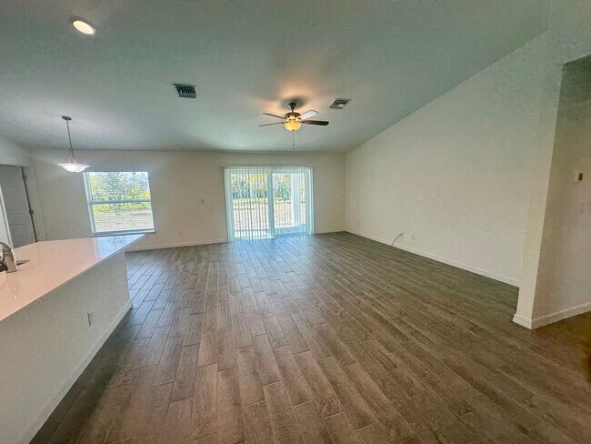 Foto del edificio - 4 Bedroom -2 Bathrooms NE Cape Coral- City Water (Del Prado & Pine Island)