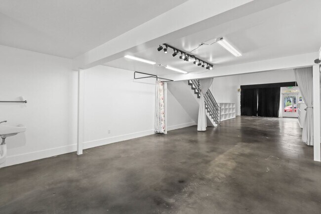 Building Photo - 1050 S Fairfax Ave