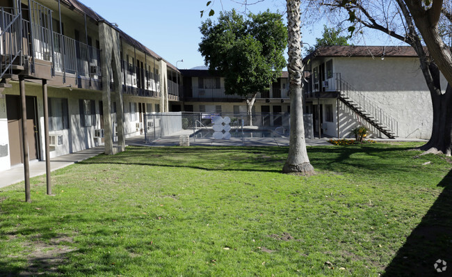 Courtyard - Arrowhead Commons