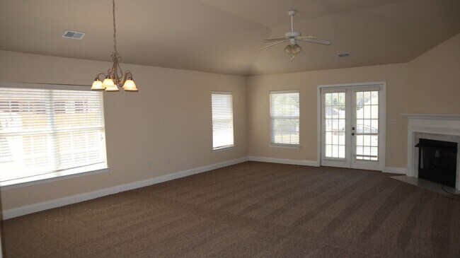 Building Photo - Newly Renovated 3BR with Big Yard and Garage