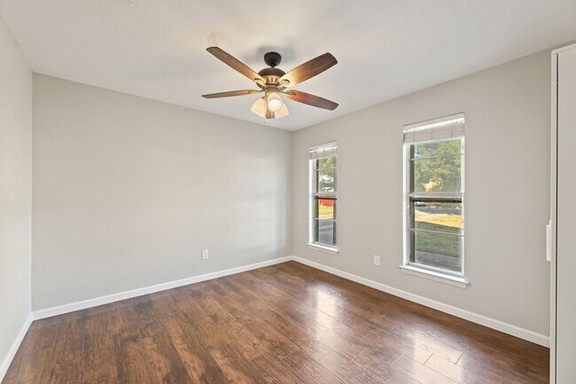 Foto del edificio - 8009 Northbrook Dr