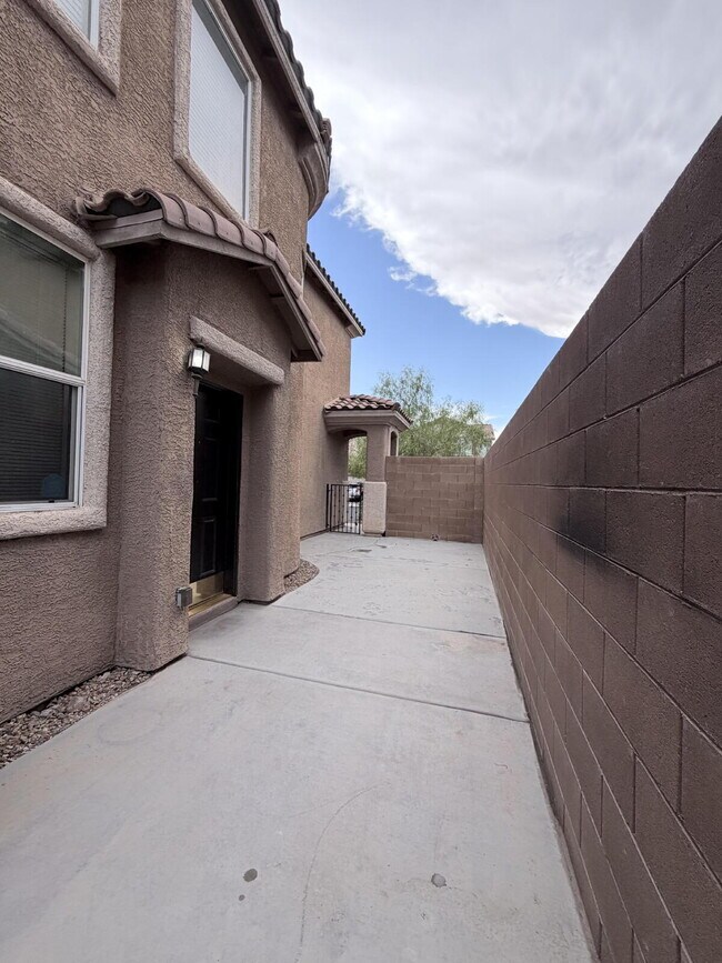 Building Photo - 3 bd 2.5 bath with LOFT