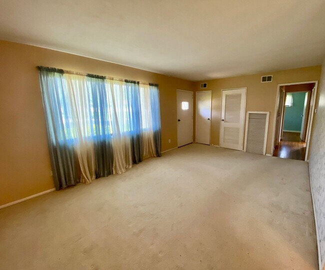 Building Photo - Three Bedroom in Godfrey