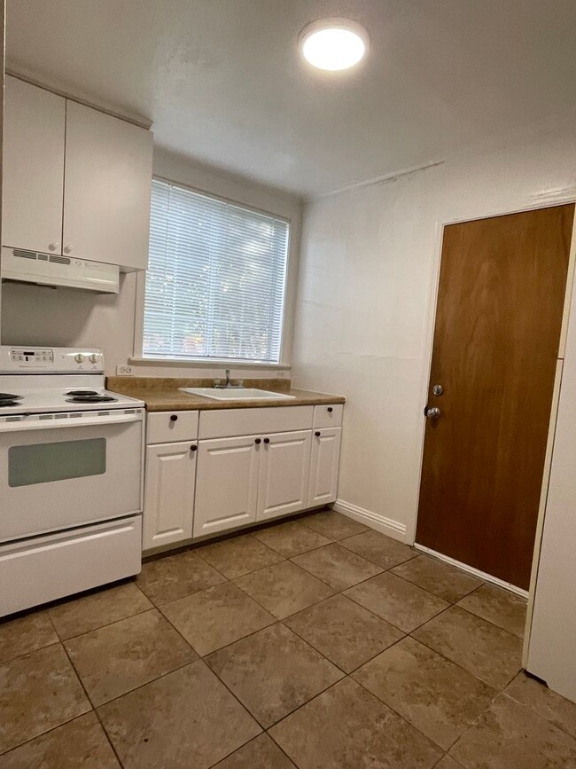 Building Photo - SPACIOUS 1 BED 1 BATH HOME IN REDDING