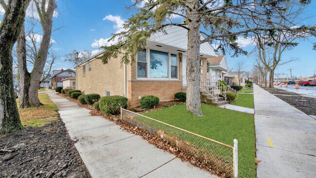 Building Photo - 6420 Windsor Ave