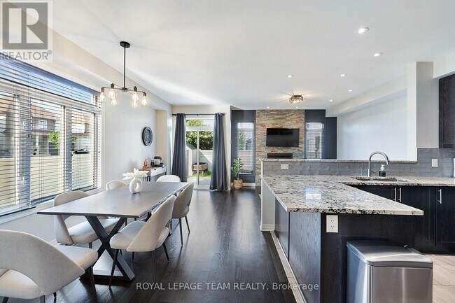 Building Photo - 258 Gossamer St