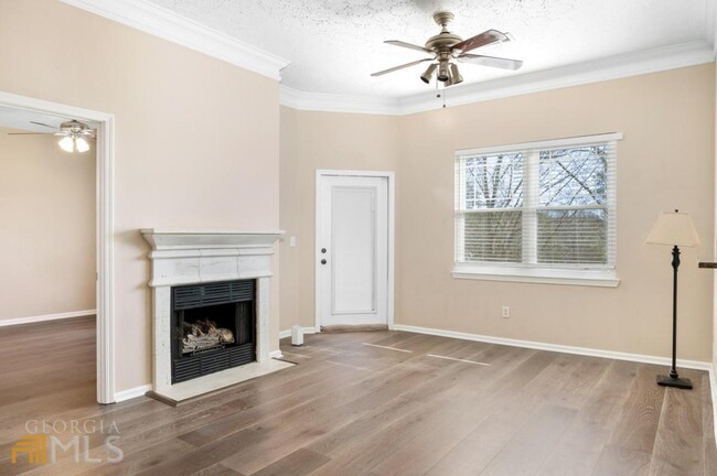 Building Photo - 5559 Glenridge Dr