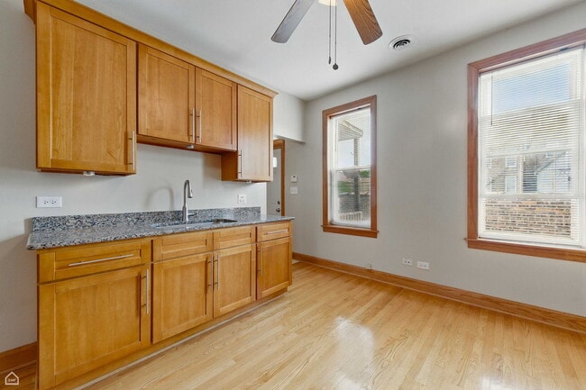 Foto del edificio - 1819 W 17th St