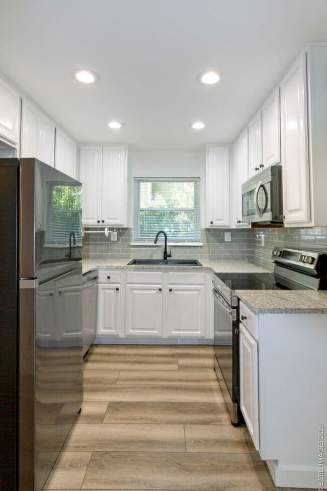 Foto del edificio - COMING SOON!! 3bdrm/1bath in the heart of the Oakhurst Community