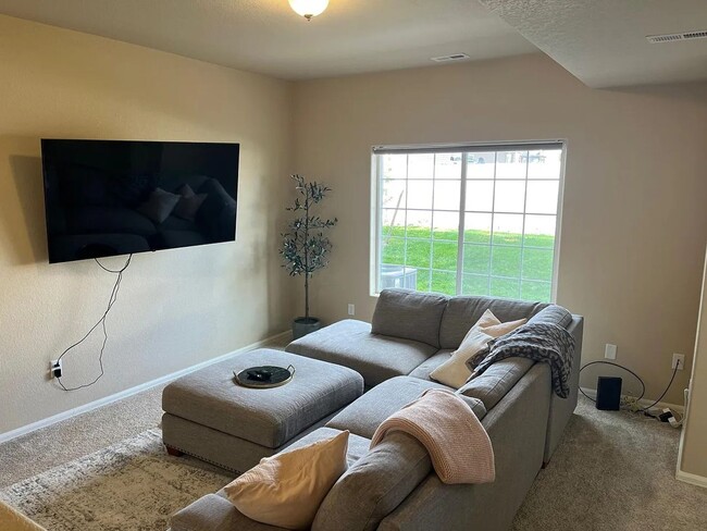 Foto del edificio - 7555 Forest Meadows Ave