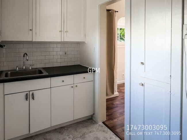 Building Photo - Charming 1-BR in Silverlake, w/ Parking!