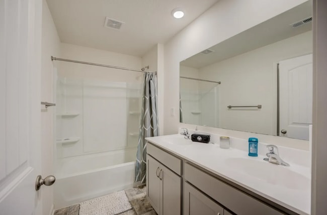 Building Photo - Desirable Fairway Village 4 bedroom 2.5 bath home in Oakland