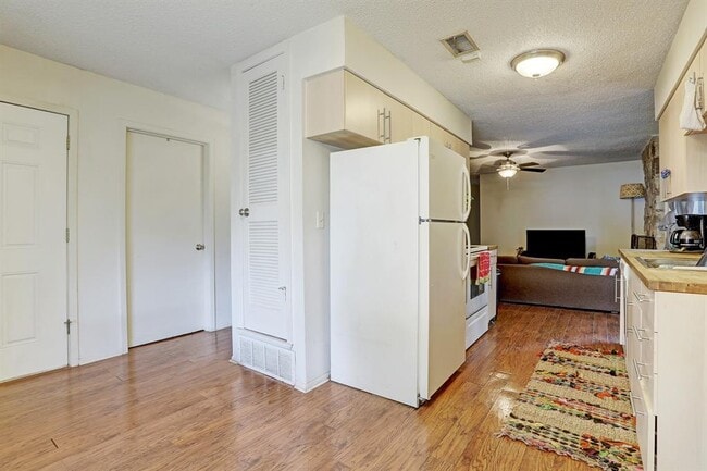 Building Photo - 8100 Sonnet Ave
