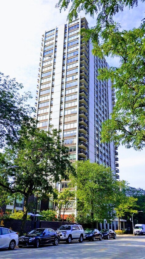 Foto principal - 1455 N Sandburg Terrace