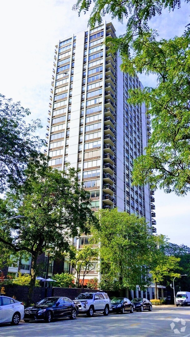 Building Photo - 1455 N Sandburg Terrace