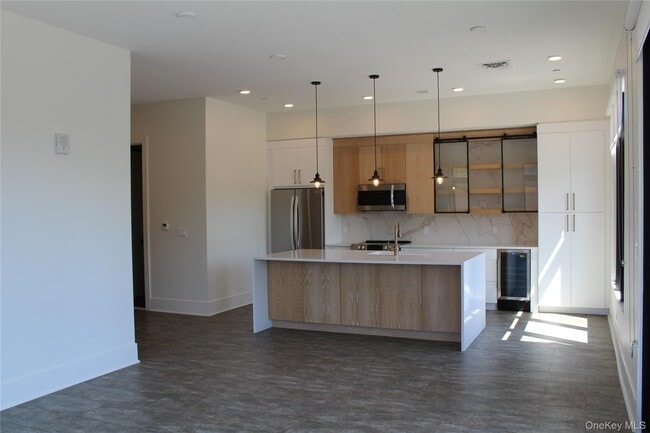 Building Photo - 331 E Main St