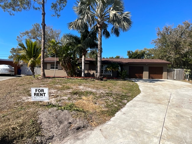 Building Photo - 381 11th Ave SW