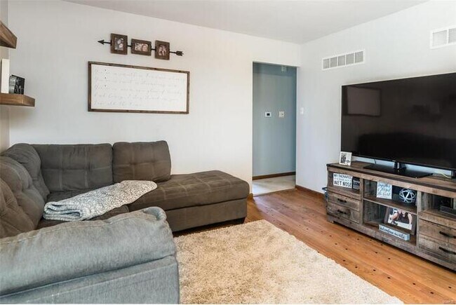 Building Photo - Fantastic 3bd/3ba home! Coming soon!