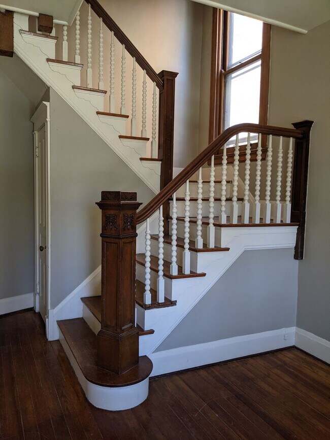 Building Photo - 2207 Scott St