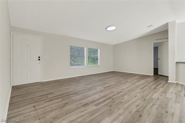 Foto del edificio - 550 Rose Blvd