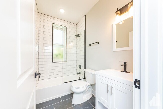 Building Photo - 3 bedroom in Chicago IL 60622