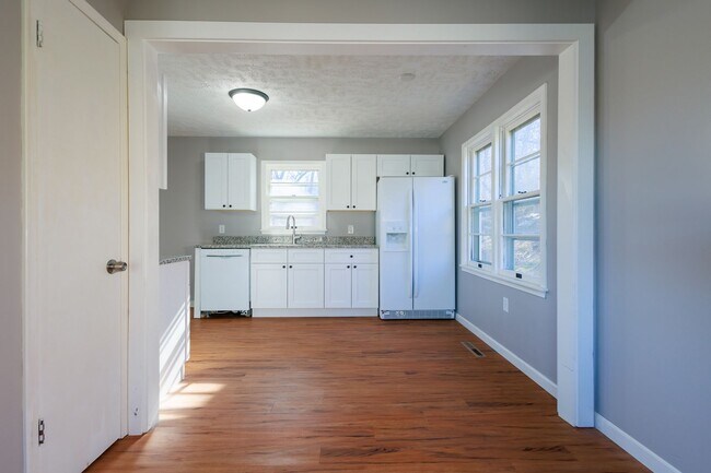 Foto del edificio - Gorgeous 4 bed 2 bath single-family home in Council Bluffs, IA